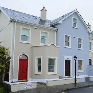 5 College Crescent Apartment